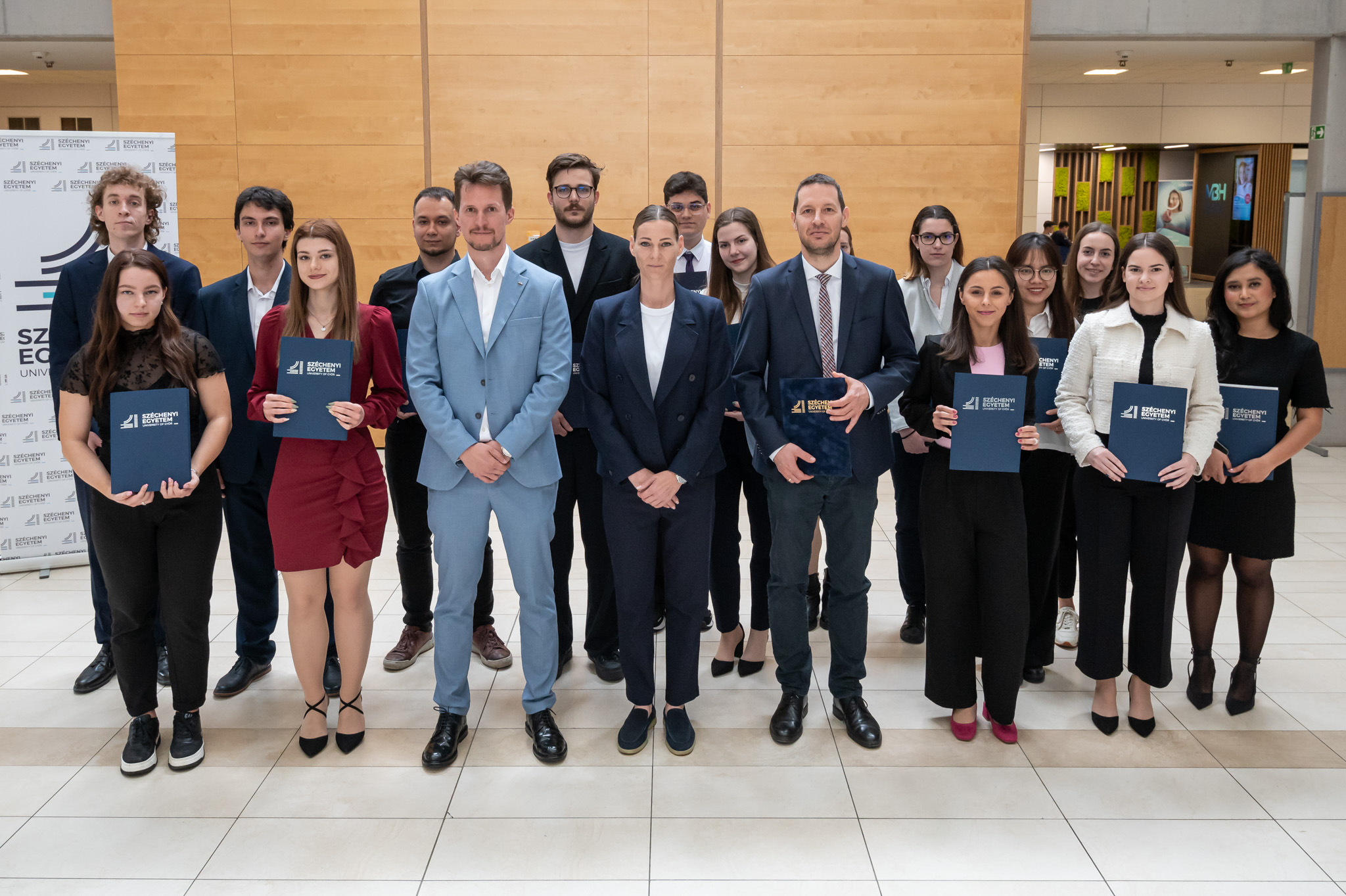 Recipients of the Széchenyi István University Elite Athlete Scholarship together with the presenters. (Photo: Gergely Nagy)